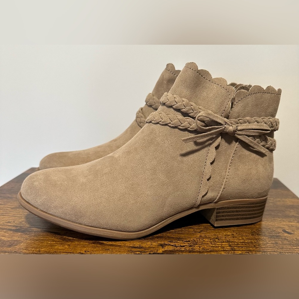 SO Girls Taupe Jada Faux Suede Ankle Boots NWT Size big girls 5